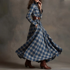 Détail de la robe maxi à carreaux bleus avec col à revers et large ceinture en cuir marron