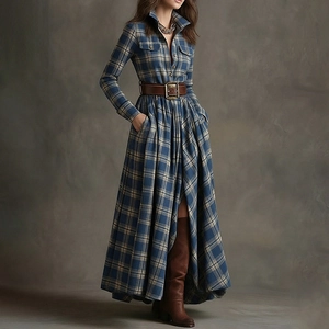 Détail d'une robe longue à carreaux avec ceinture amincissante et col de chemise