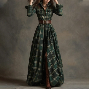 Détail de robe chemisier à carreaux verts avec large ceinture en cuir marron et col revers
