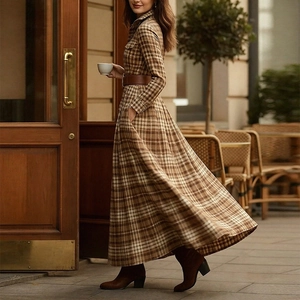 Détail de la robe élégante à carreaux marron avec revers, poches et large ceinture