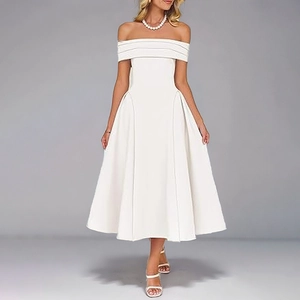 Detaillierte Makroansicht des weißen Satin-Schulterkleides mit elegantem Falten-Taillenbund