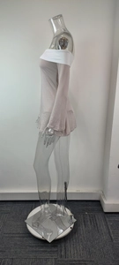 Detail von schulterfreiem Ausschnitt und Trompetenärmeln an einem beigen Minikleid