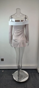 Detailansicht der Rückseite eines beigen schulterfreien Langarm-Bodycon-Kleides mit Saum