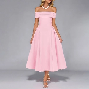 Detail des eleganten rosa schulterfreien Midikleids mit Faltenhals und A-Linien Rock
