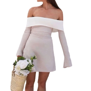 Eng anliegendes schulterfreies Langarm-Minikleid in Weiß-Beige-Patchwork-Design