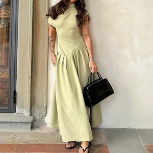 Vue détaillée d'une robe longue plissée vert olive avec taille haute élégante et plis fins