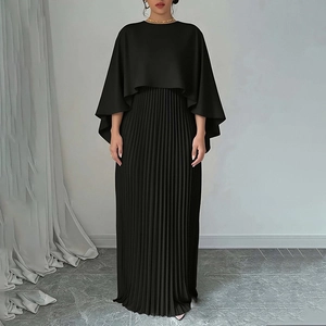 Dettaglio di un set abito lungo a pieghe nero con elegante mantella corta