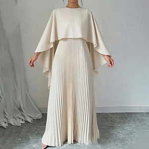 Elegante completo con gonna a pieghe bianco sporco e top a mantella da sera