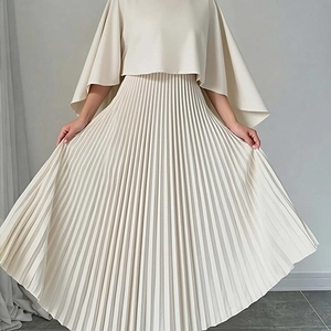 Elegante completo beige due pezzi con top a mantella e gonna lunga a pieghe a vita alta