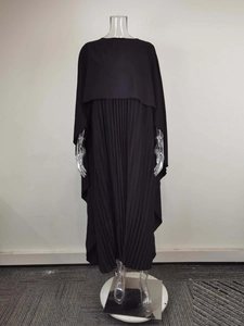Dettaglio dell'elegante abito abaya nero a pieghe con una silhouette drappeggiata unica