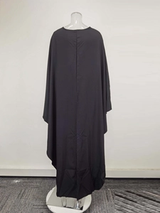 Dettaglio dell'abito lungo nero a maniche lunghe con girocollo e vestibilità slim drappeggiata