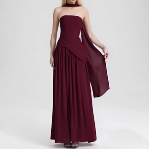 Robe longue élégante rouge vin sans manches avec taille haute et châle assorti