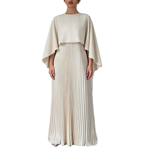 Elegante completo bianco avorio con top a mantella e gonna lunga a pieghe a vita alta