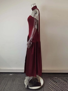 Vue de profil d'une élégante robe bordeaux fendue avec écharpe assortie sur mannequin