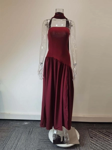 Silhouette complète d'une robe maxi bordeaux élégante avec une fente latérale haute.