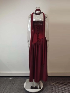 Vue arrière d'une élégante robe longue licou bordeaux avec détail de laçage raffiné