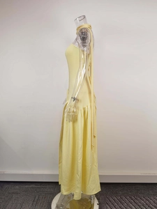 Vue de profil d'une robe française jaune élégante avec fente sur un mannequin