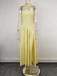 Robe française élégante jaune pâle avec fente et coupe ajustée pour l'été