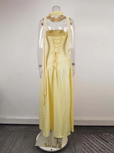 Robe dos nu jaune élégante de style français avec lacets pour la mode estivale des femmes.