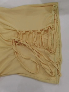 Vue détaillée d'une robe jaune de style français avec laçage latéral et fermeture éclair cachée