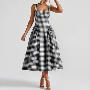Détail du col carré et du motif vichy noir sur une robe d'été ajustée de longueur midi