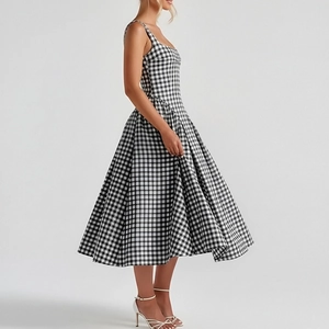 Détail d'une robe midi vichy noir et blanc avec silhouette trapèze et fines bretelles