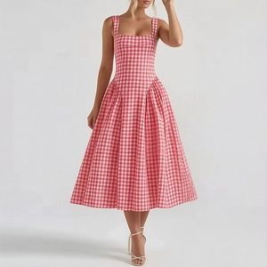 Détail du motif vichy rose et de l'encolure carrée sur la robe rétro de style français