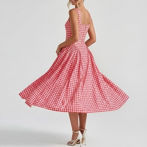Vue latérale d'une robe à imprimé floral avec ourlet en A et motif vichy rouge