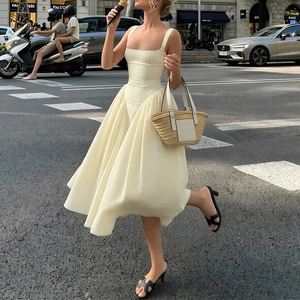 Robe midi à carreaux jaune crème avec col carré et taille ajustée à jupe évasée