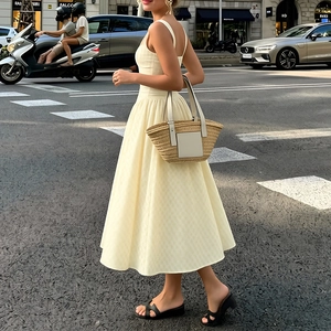 Vue style urbain d'une robe vintage française avec un élégant sac à main en osier