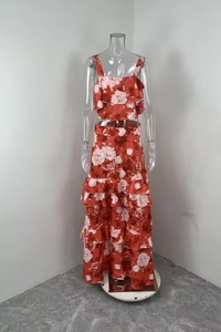 Details des roten floralen Crop-Tops mit Rüschen und passendem Maxi-Stufenrock-Set