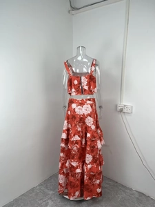 Détail du haut court à fleurs et jupe longue à volants avec plis délicats
