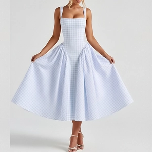 Détail de la robe midi vichy bleu clair avec plis latéraux et encolure carrée élégante