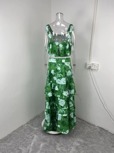 Détail des volants superposés et de l'imprimé floral sur l'ensemble robe longue verte
