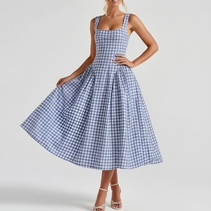 Détail de la robe midi vichy bleu et blanc avec encolure carrée et jupe plissée