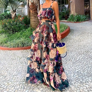 Florales Boho-Set aus Rüschen-Oberteil und gestuftem Maxirock für den Strandurlaub