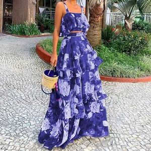 Elegantes zweiteiliges Blumen-Set mit Maxirock und Cropped-Top im böhmischen Urlaubsstil