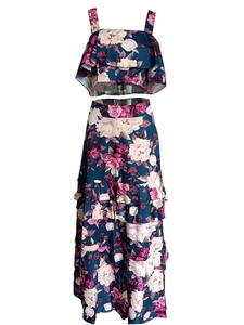 Détail de l'ensemble top court à volants et jupe longue à fleurs avec motifs vibrants