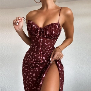 Détail de robe fleurie bordeaux avec décolleté plissé à cordon et fente latérale haute