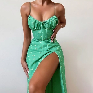 Robe fendue à fleurs vertes sans manches avec taille haute et détail de cordon au buste