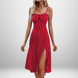 Détail de la robe rouge fendue avec fines bretelles et décolleté plissé élégant