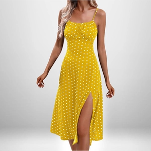 Détail de la robe jaune à pois montrant la fente haute et le corsage plissé fin