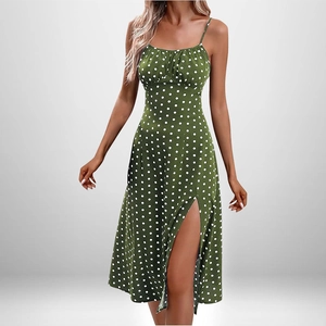Détail du buste froncé et de la fente latérale sur cette robe à bretelles à pois élégante