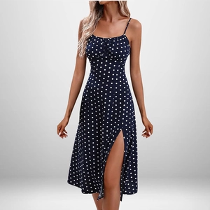 Détail de la robe à pois bleu marine avec fines bretelles et fente latérale haute