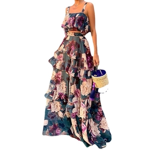 Ensemble floral élégant avec haut à volants et jupe longue à volants bleu foncé