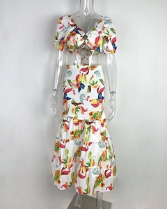 Détail de l'imprimé tropical floral et fruits sur un ensemble jupe longue à taille haute