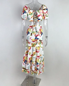 Détail du haut court à fleurs et de la jupe à volants à taille haute smockée