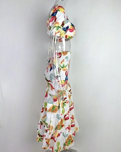 Détail de la jupe à volants taille haute et du crop top bouffant à imprimé tropical