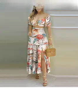 Ensemble floral deux pièces avec haut court épaules dénudées et jupe longue fendue