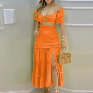 Détail du haut orange à épaules dénudées avec manches bouffantes et jupe fendue